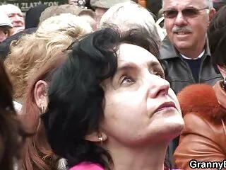 მწვრთნელი ჯონი სინსი მამლის ლეკვს ლილი ლავზე გარედან