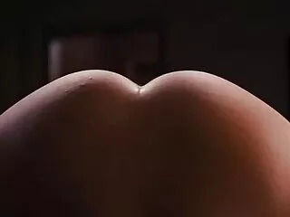 ბიუსტი შავგვრემანი ოფლი სვამს საუნაში