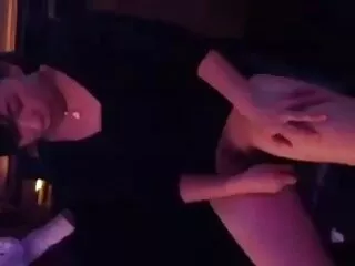 ბრწყინვალე და ქერა ჯესი იანგი შიშველი ხდება