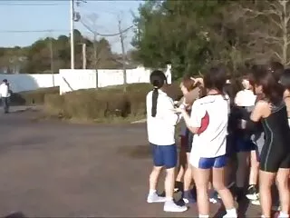 ექიმი საფუძვლიან შემოწმებას უწევს იაპონელ ქალს თავის კლინიკაში