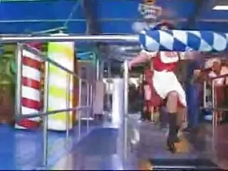ნუდისტური ფესტივალის დროს სხვადასხვა ქალი აჩვენებს ძუძუებს